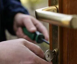 Lock Safe Services Mineola, NY 516-283-5814 - lock-change